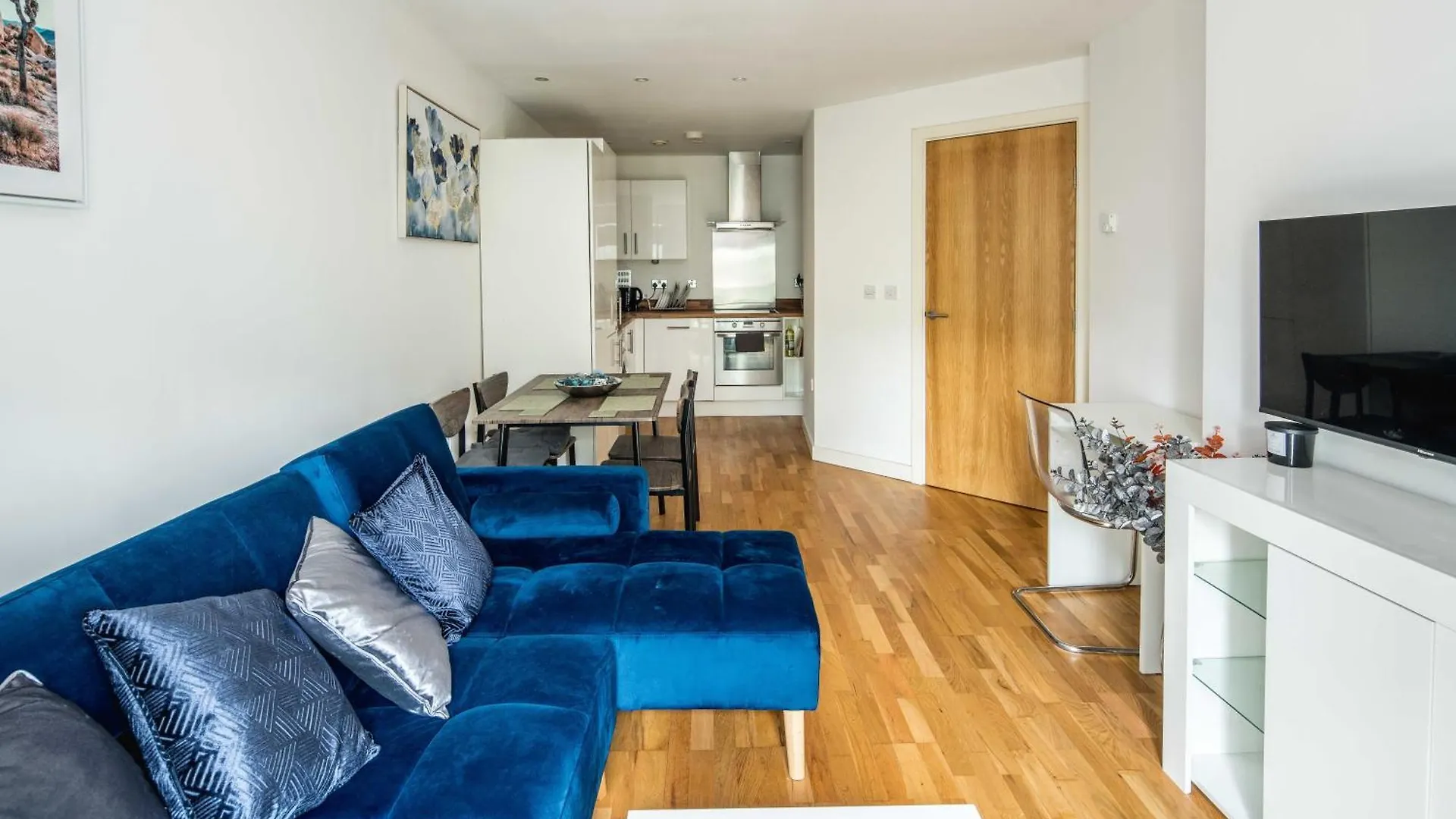 One Bedroom Apartment Near Central London With Private Balcony