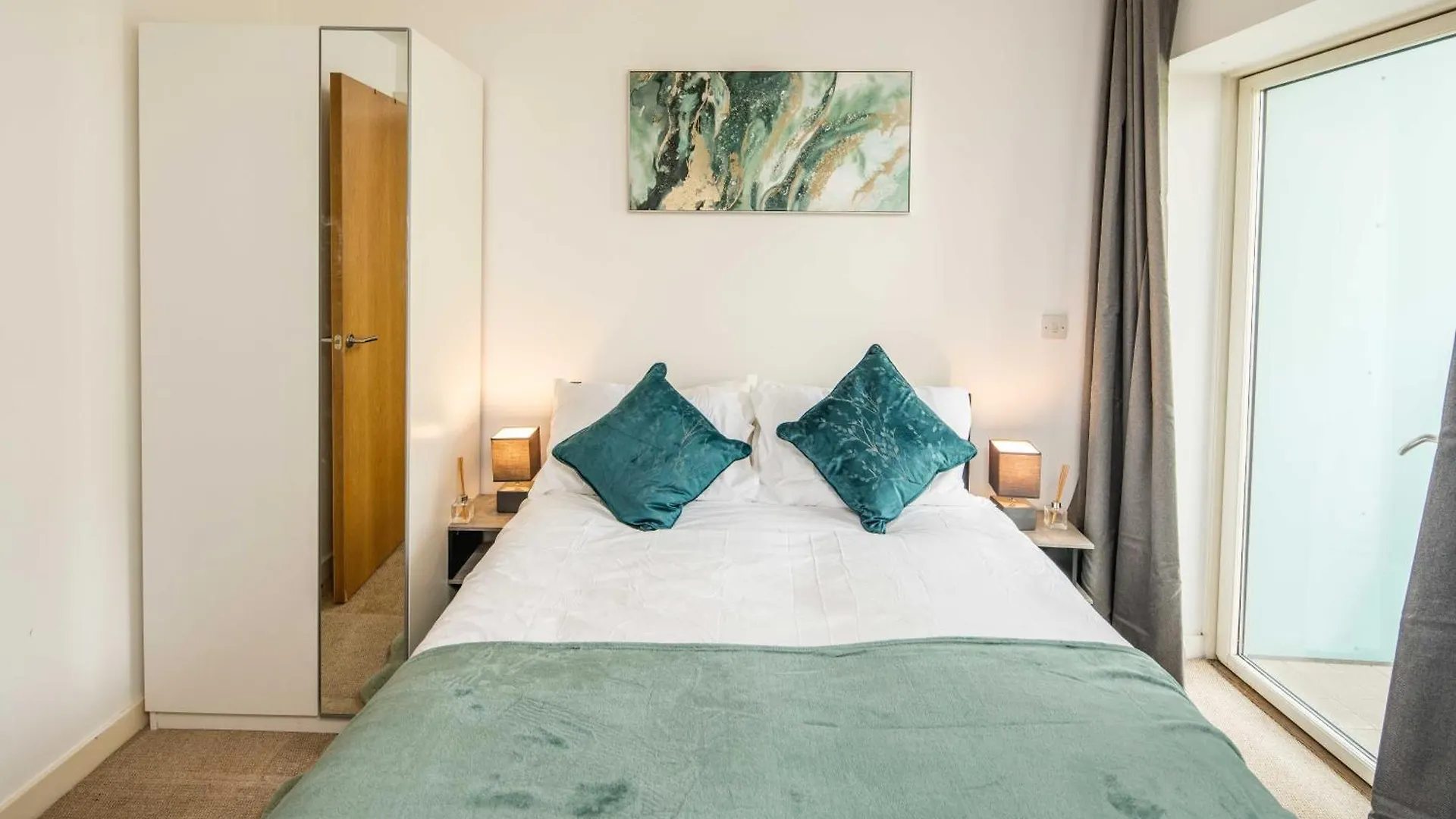 One Bedroom Apartment Near Central London With Private Balcony