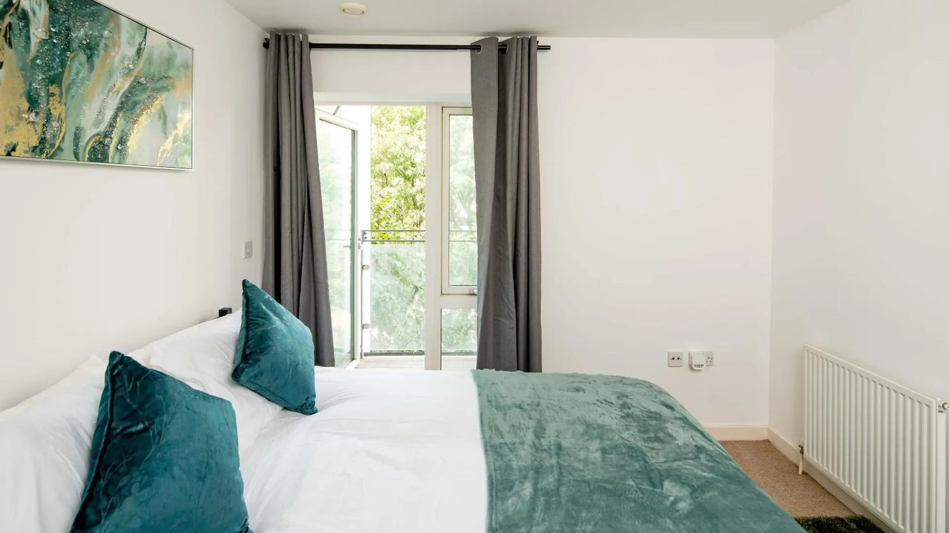 One Bedroom Apartment Near Central London With Private Balcony