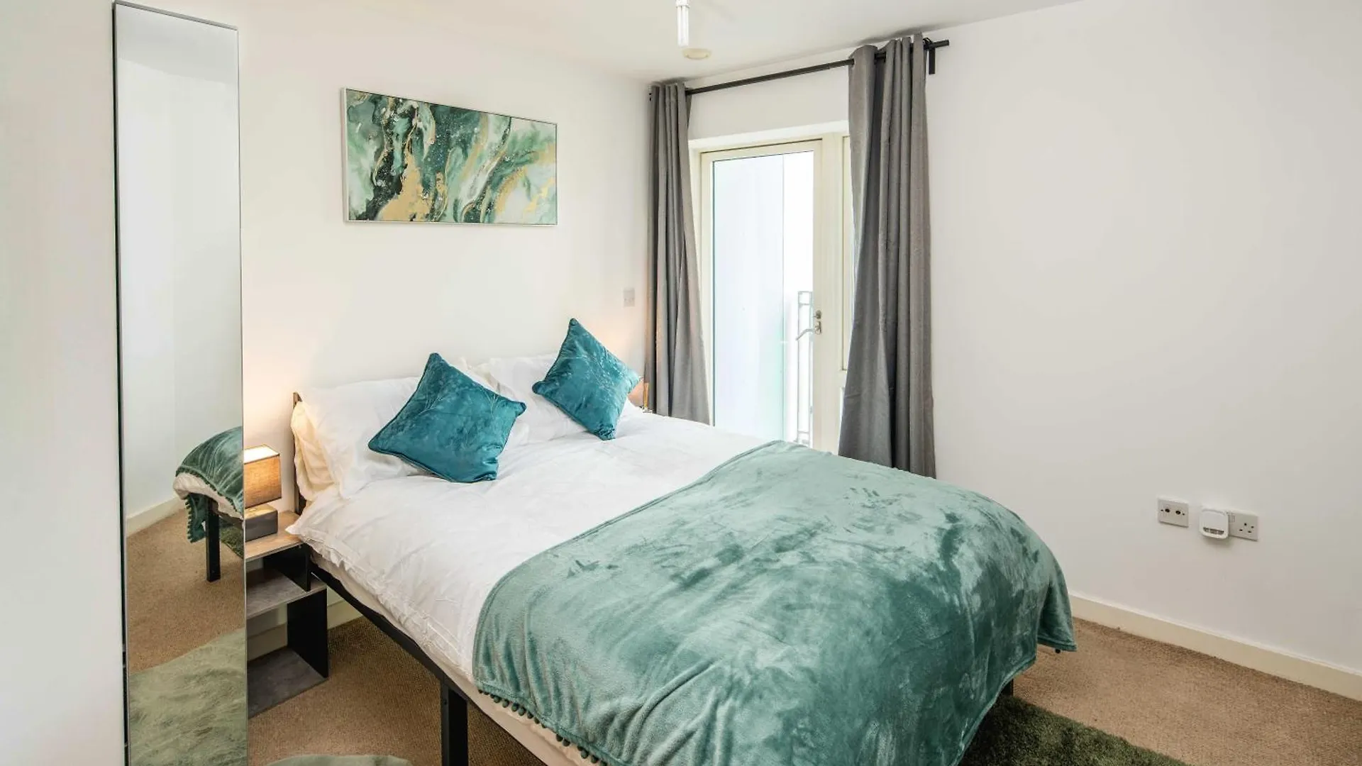 One Bedroom Apartment Near Central London With Private Balcony