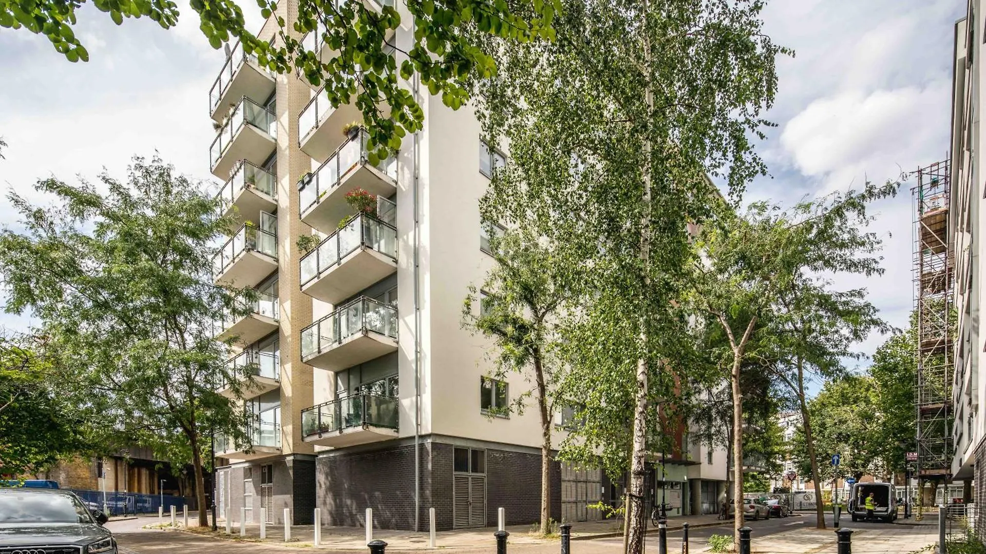 One Bedroom Apartment Near Central London With Private Balcony